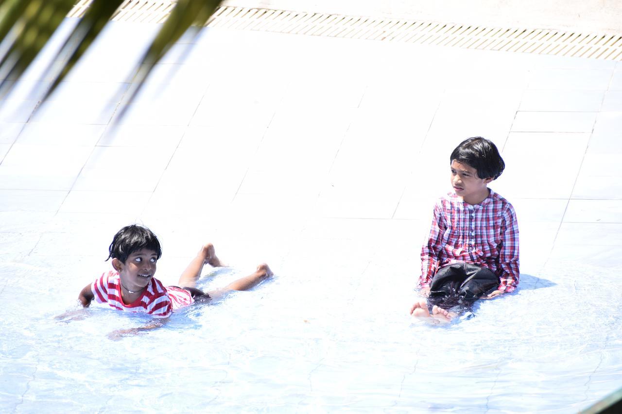 Park Hotel And Resort Kaglipur Luaran gambar